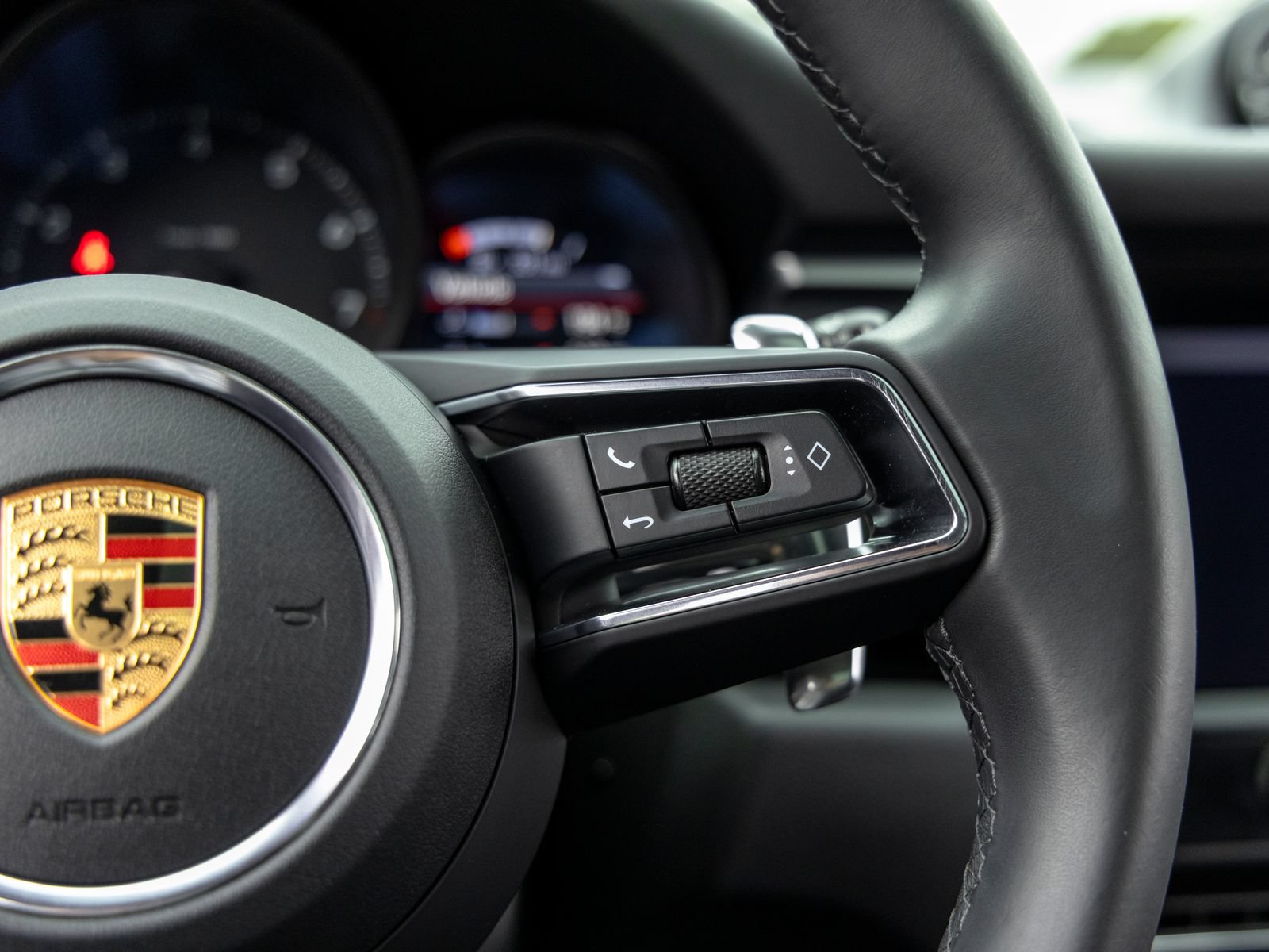 Certified 2022 Porsche Macan AWD/4WD image 33