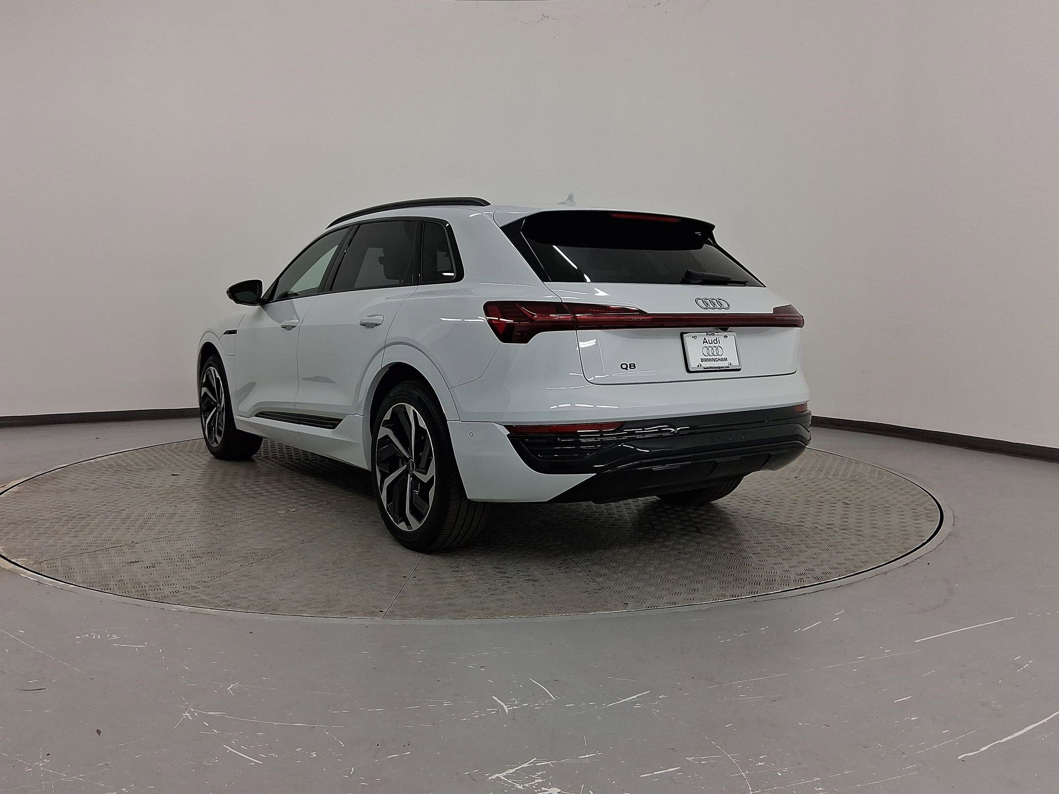 Used 2024 Audi Q8 e-tron Premium Plus w/ Premium Plus Package image 3