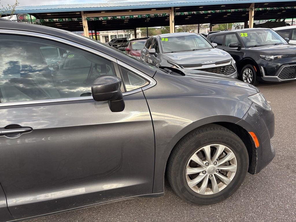 Used 2017 Chrysler Pacifica Touring-L image 13