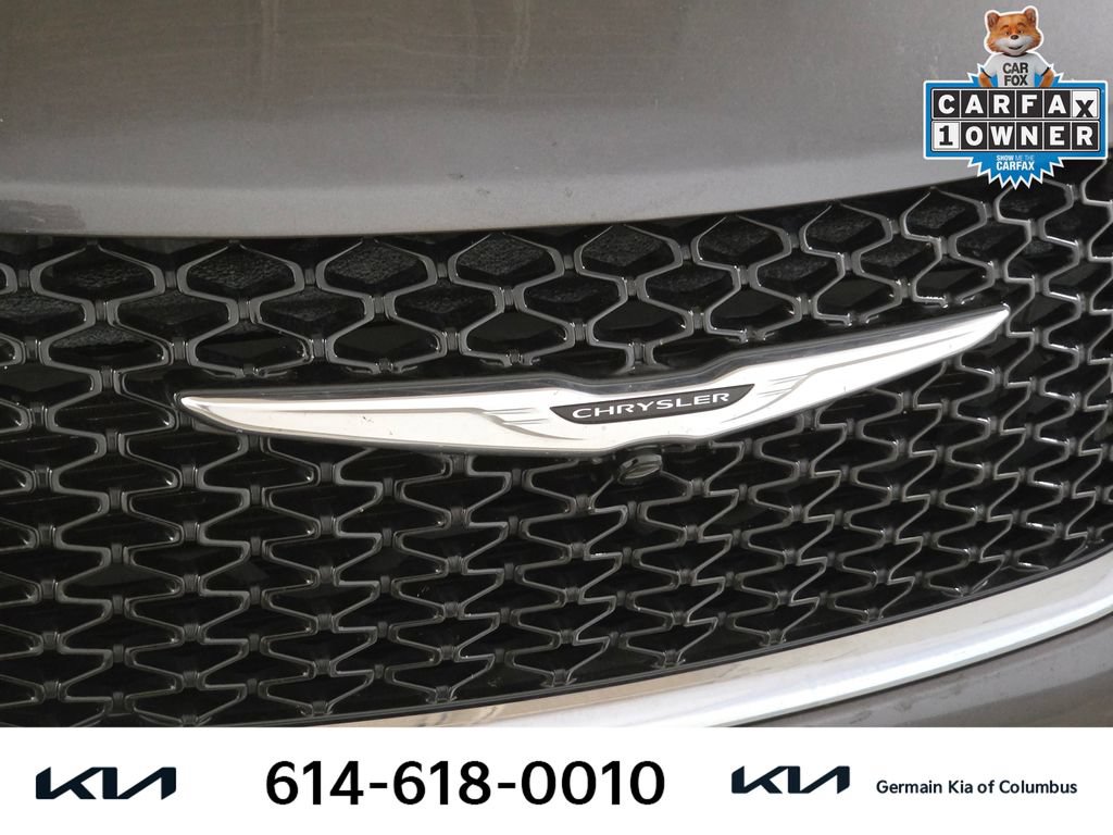 Used 2023 Chrysler Pacifica Touring-L FWD image 13