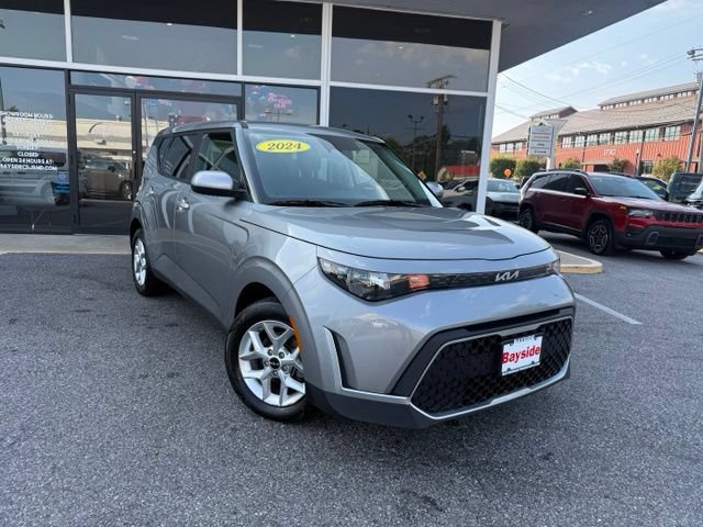 Used 2024 Kia Soul LX w/ Option Group 015 FWD image 2