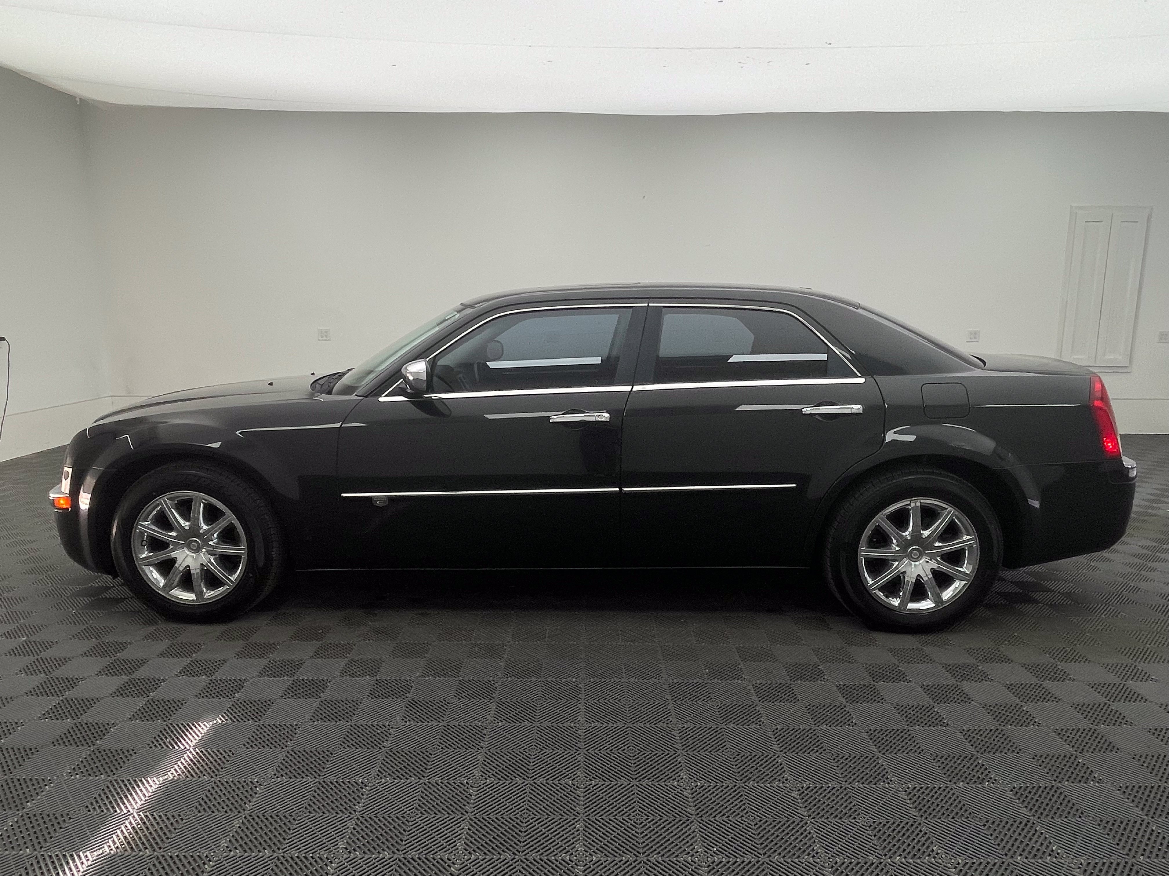 Used 2009 Chrysler 300 C w/ Luxury Group II RWD image 12