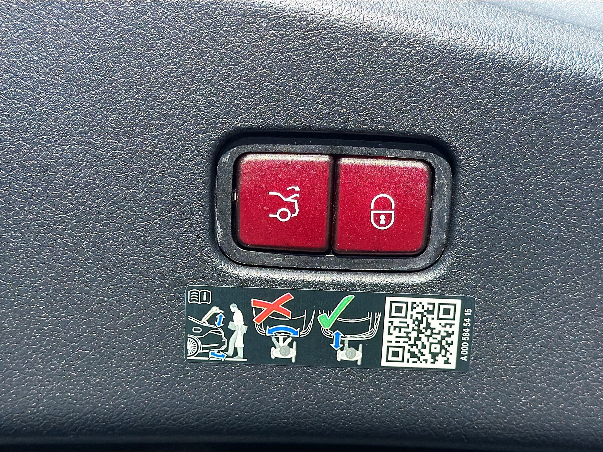 Used 2025 Mercedes-Benz CLE 300 4MATIC Coupe w/ AMG Line image 13