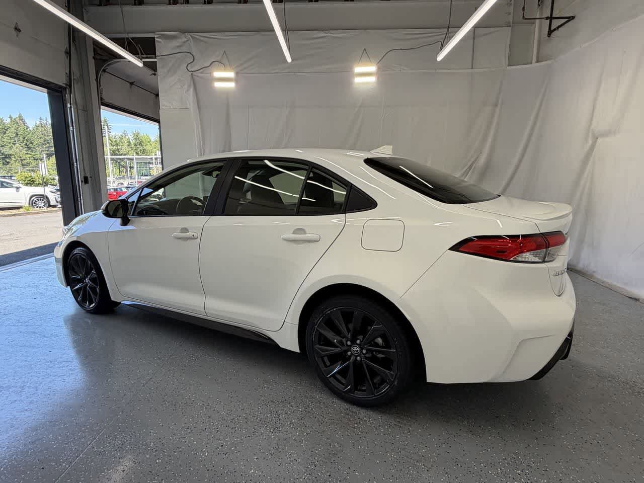 Used 2025 Toyota Corolla SE FWD image 3