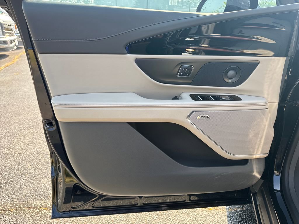 Used 2025 Lincoln Nautilus Premier w/ Equipment Group 102A AWD/4WD image 8