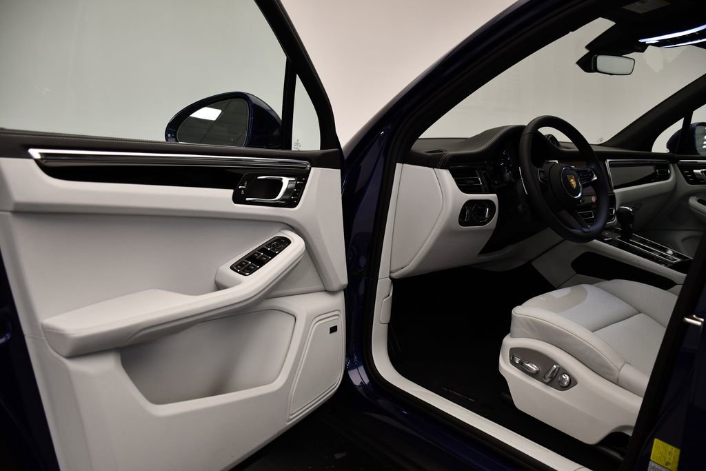 Certified 2025 Porsche Macan image 40