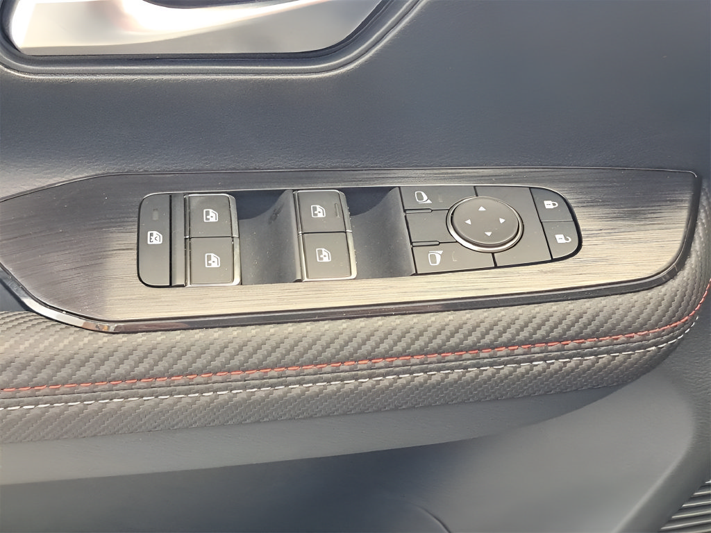 Certified 2025 Nissan Kicks SR FWD image 18