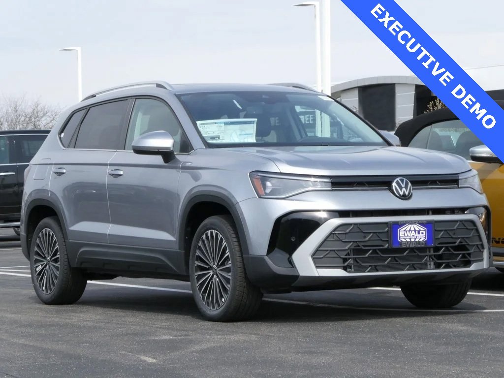 Certified 2025 Volkswagen Taos SE image 1