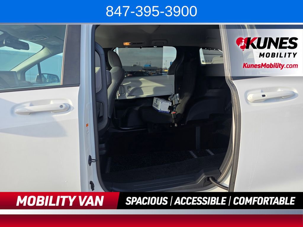 Used 2026 Toyota Sienna LE FWD image 18