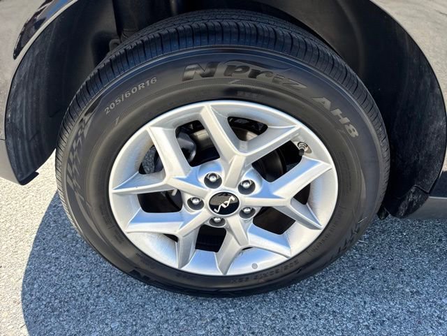 Used 2025 Kia Soul LX w/ LX Technology Package FWD image 14