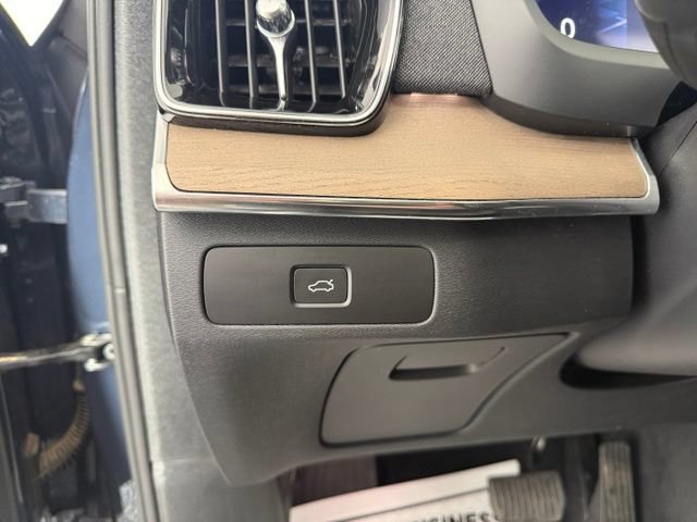 Used 2025 Volvo XC90 B6 Plus AWD/4WD image 13