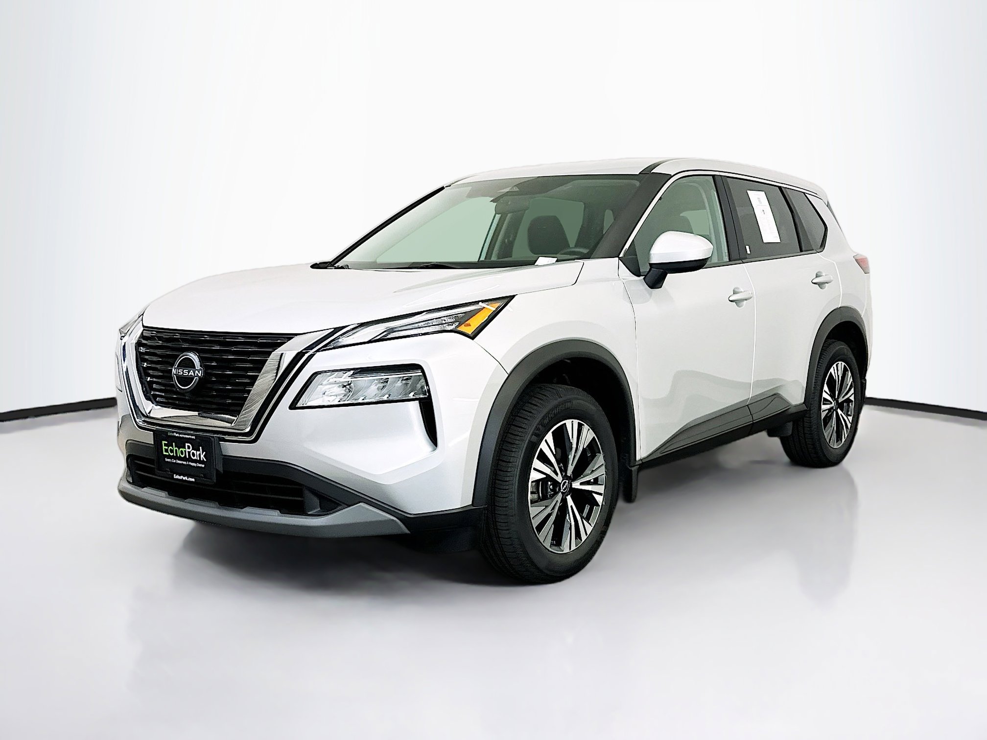 Used 2023 Nissan Rogue SV image 3