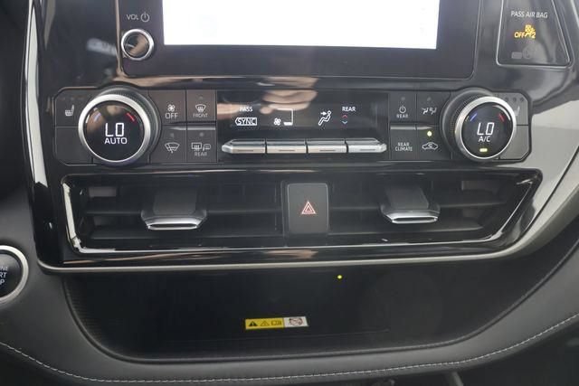 Used 2024 Toyota Highlander XLE AWD/4WD image 16