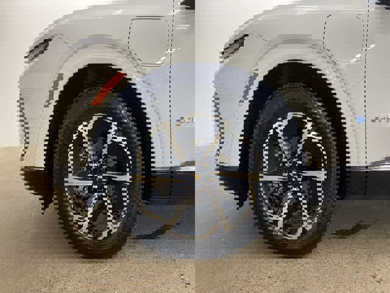 Used 2025 Chevrolet Equinox EV LT w/ Convenience Package image 11