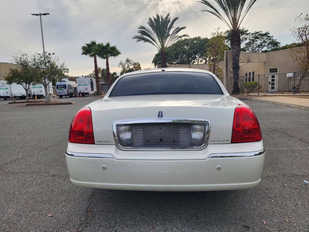 Used 2004 Lincoln Town Car Signature RWD image 4