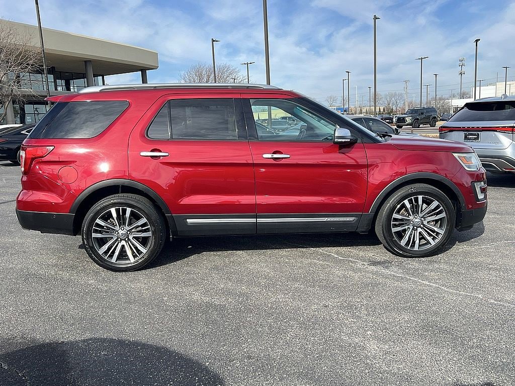 Used 2017 Ford Explorer Platinum image 2