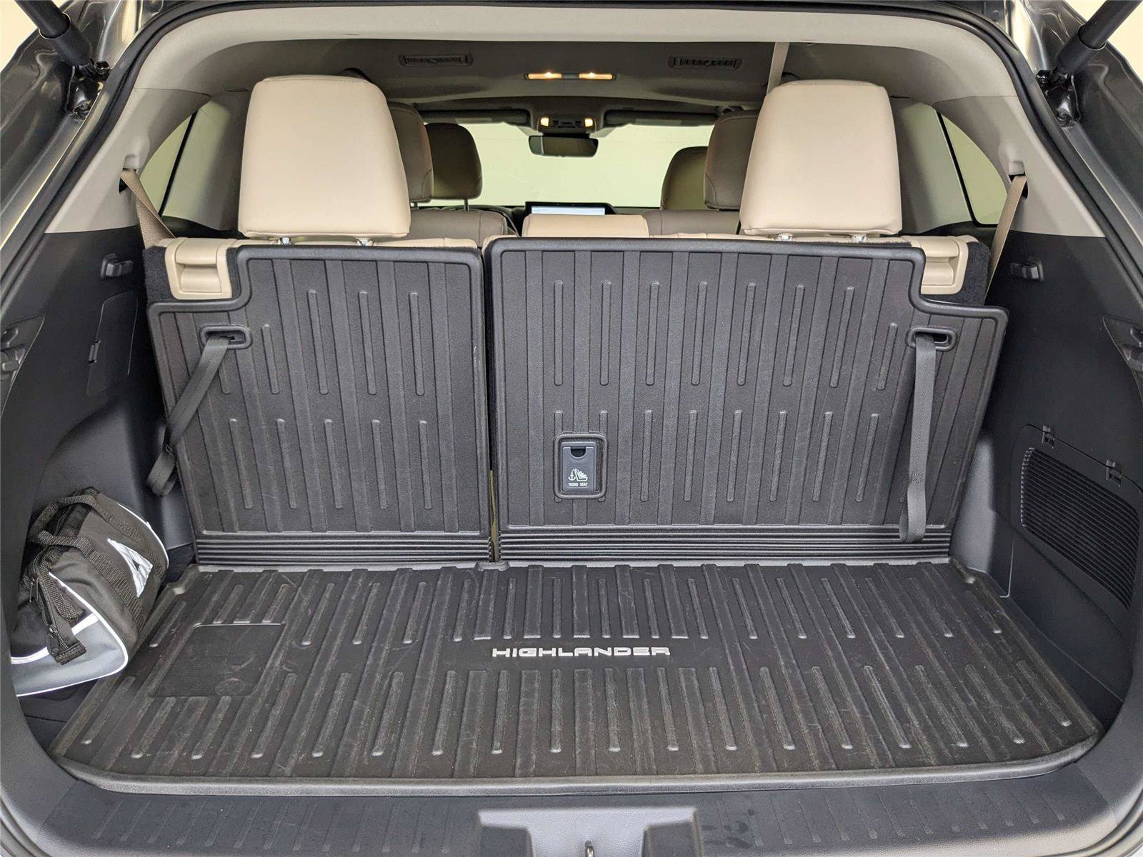 Certified 2025 Toyota Highlander XLE FWD image 9