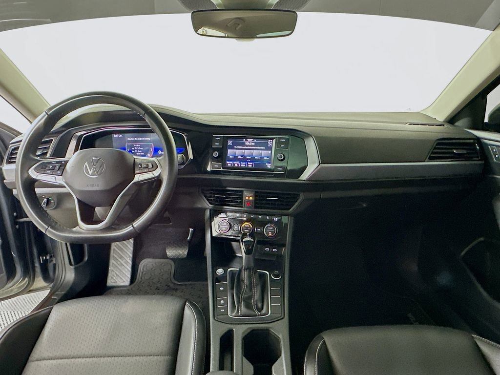 Used 2022 Volkswagen Jetta SE w/ Panoramic Sunroof Package FWD image 3