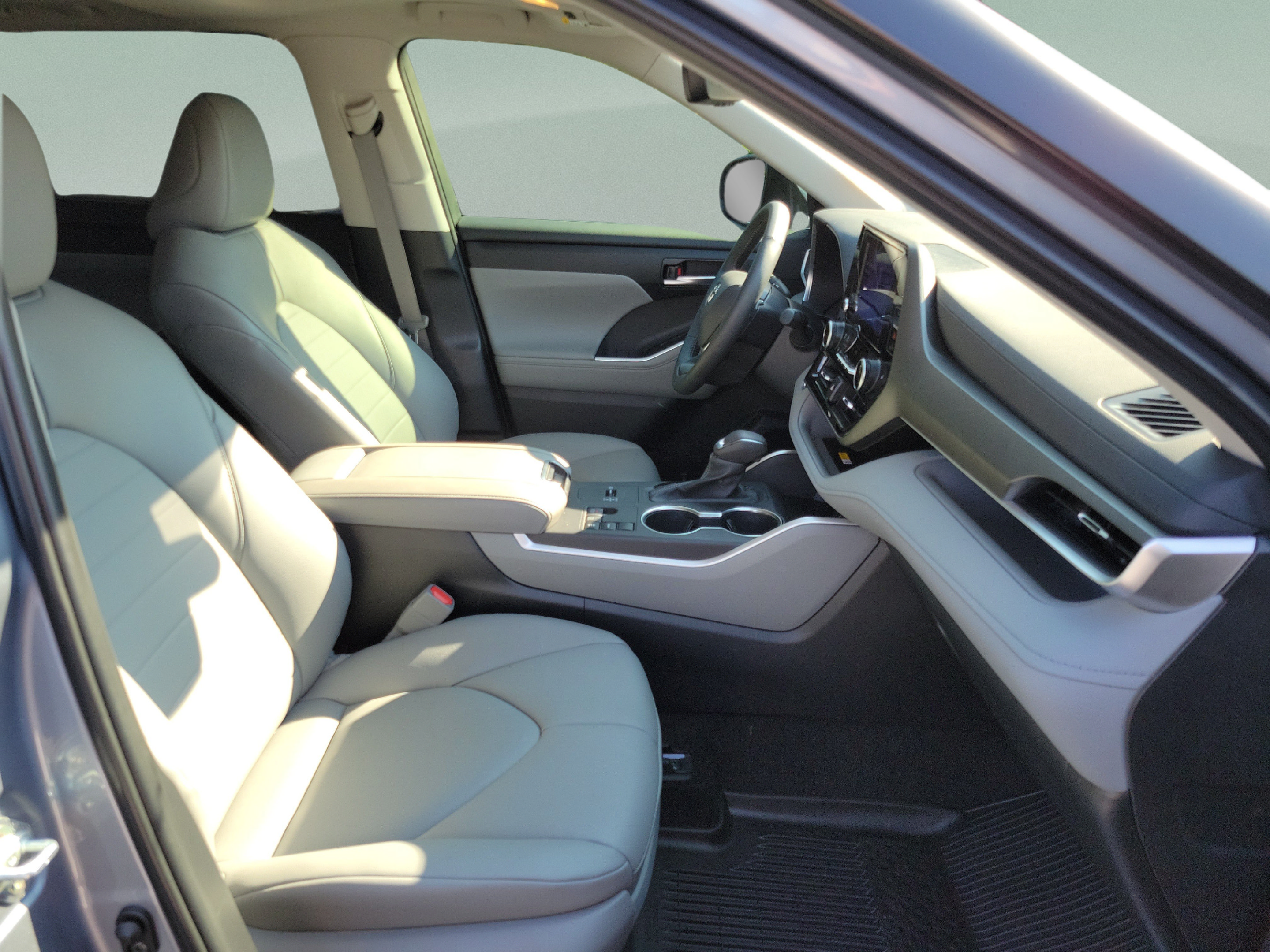 Used 2024 Toyota Highlander XLE FWD image 30