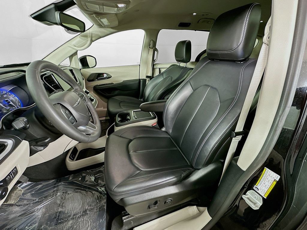 Certified 2024 Chrysler Pacifica Touring-L image 31