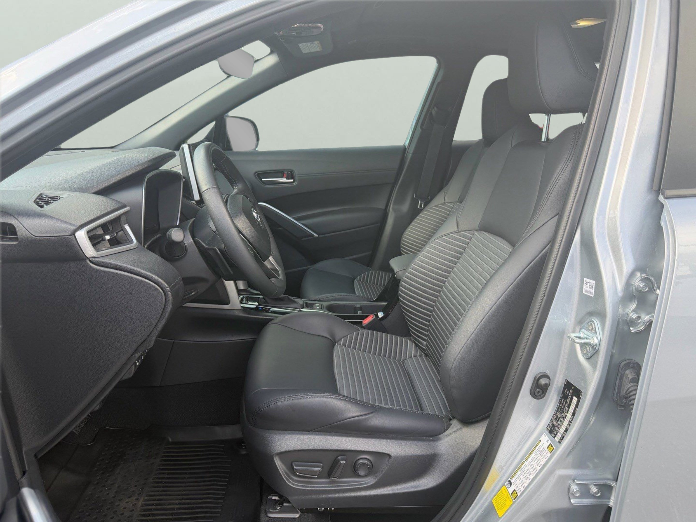 Used 2025 Toyota Corolla Cross AWD Hybrid w/ Convenience Package image 9