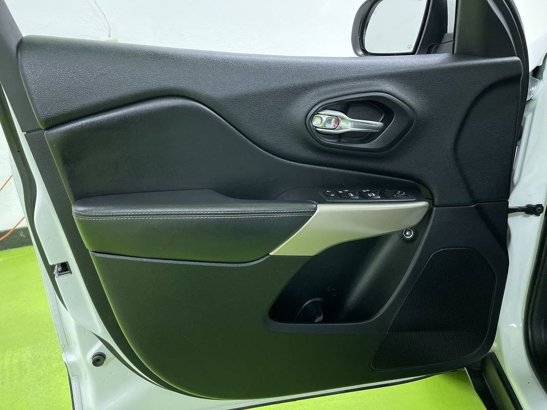 Used 2018 Jeep Cherokee Limited image 17