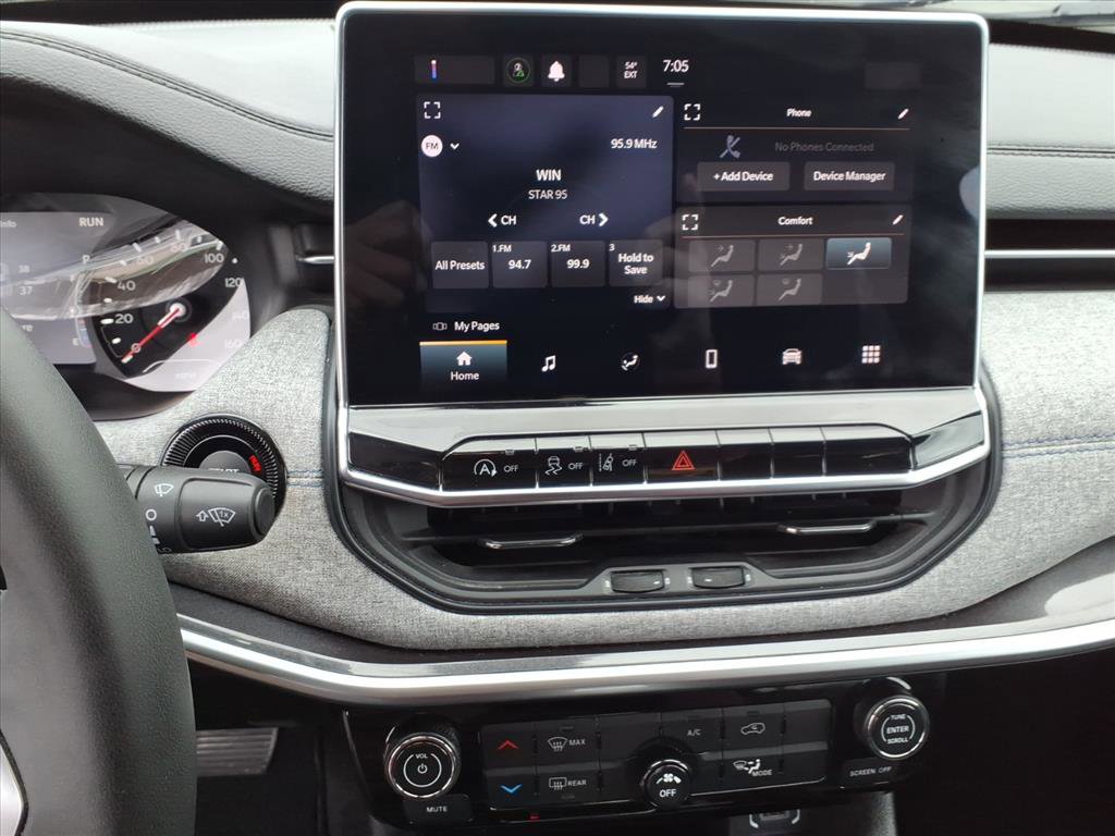 Used 2024 Jeep Compass Latitude image 18