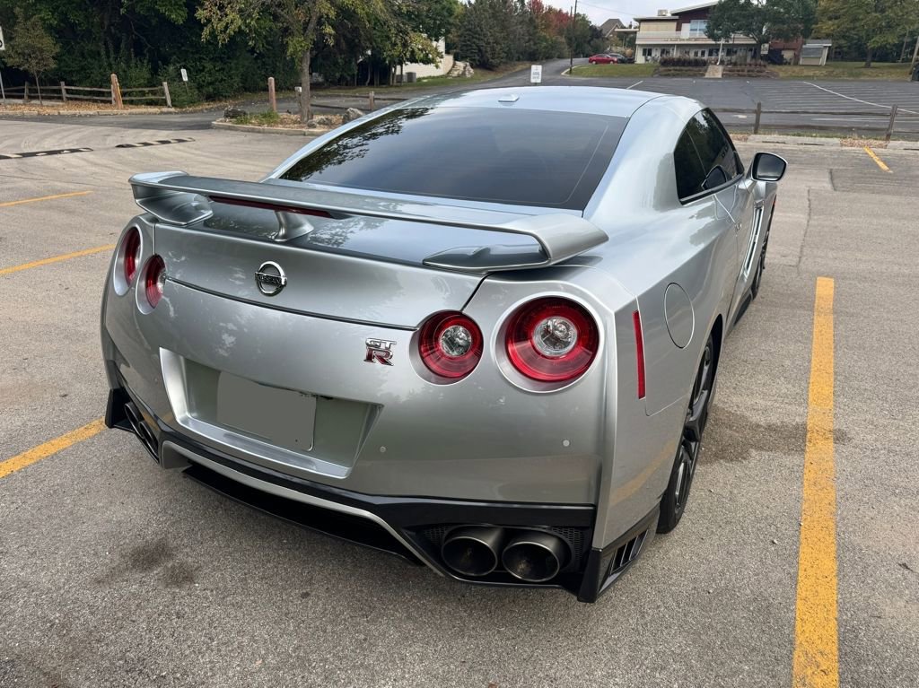 Used 2017 Nissan GT-R Premium w/ Premium Interior Package image 8