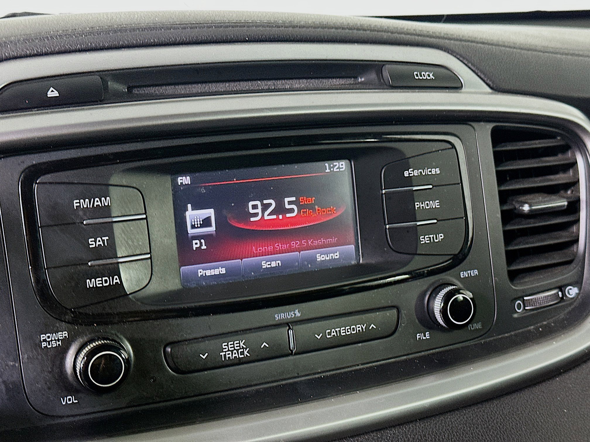 Used 2016 Kia Sorento LX w/ LX Convenience Package image 21