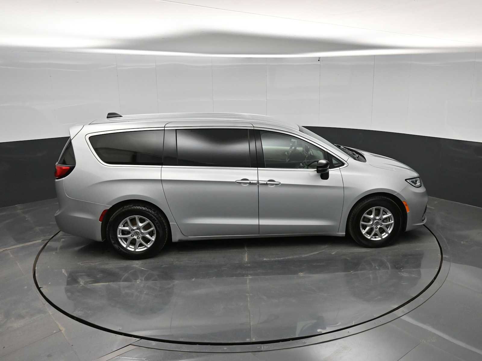 Used 2024 Chrysler Pacifica Touring-L FWD image 37