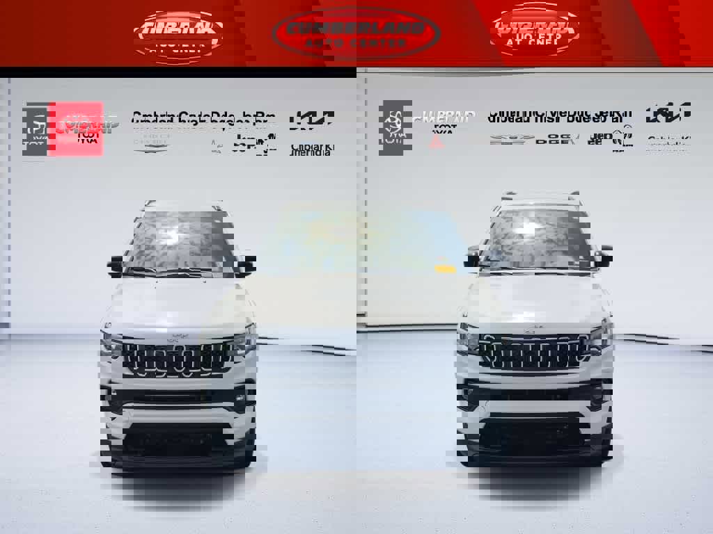 Used 2023 Jeep Compass Latitude image 3