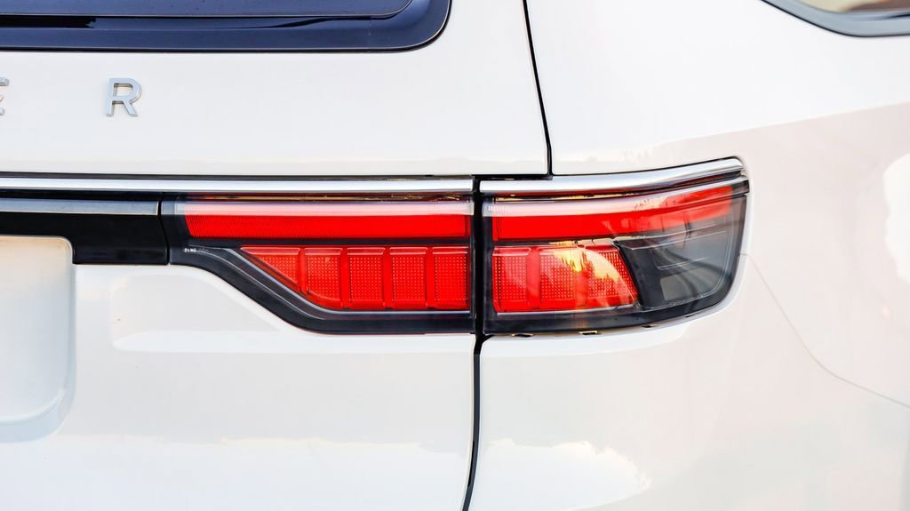 Certified 2024 Jeep Wagoneer Series II w/ Flexible Seating Group image 10