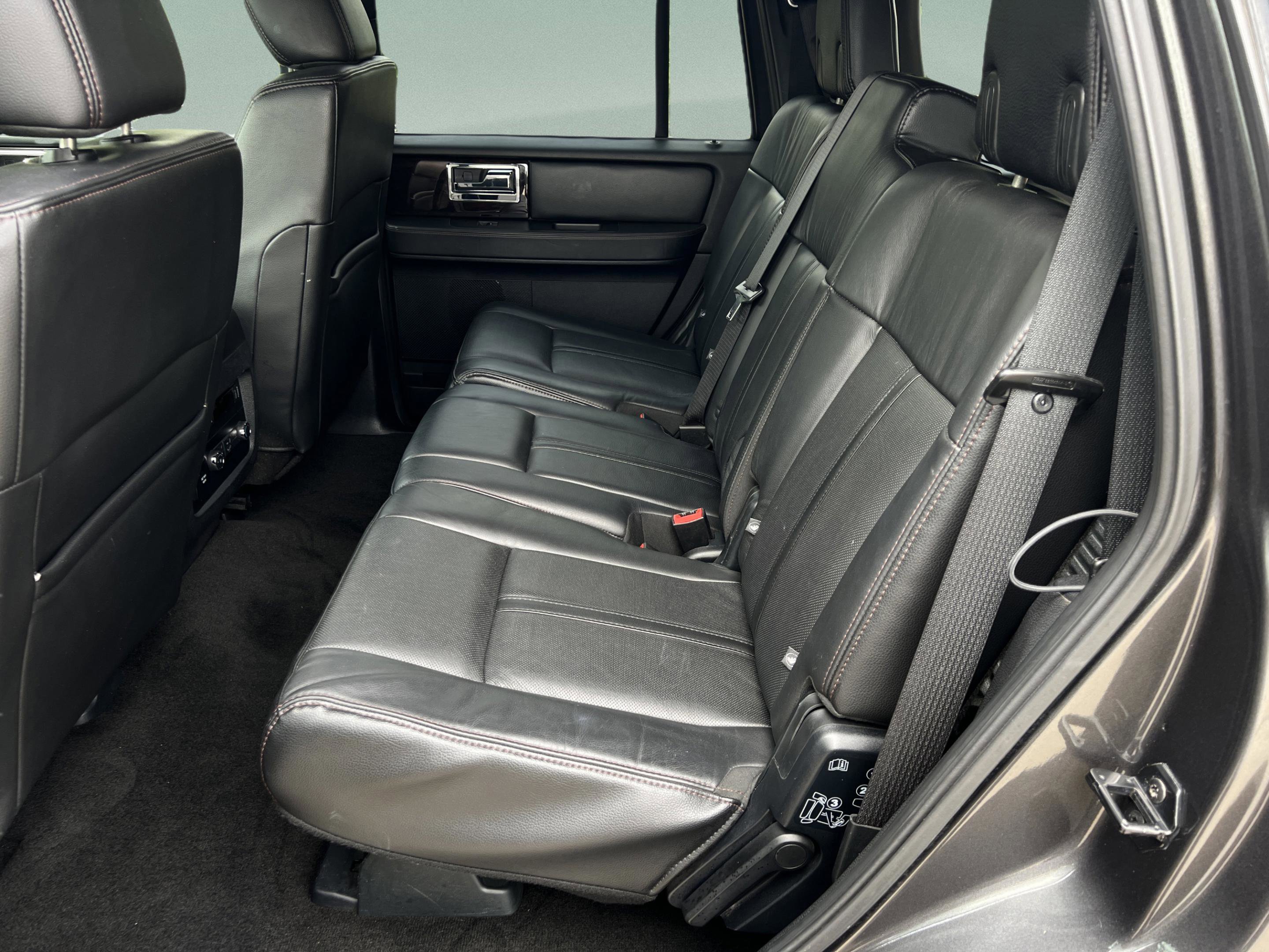 Used 2016 Lincoln Navigator Reserve image 32