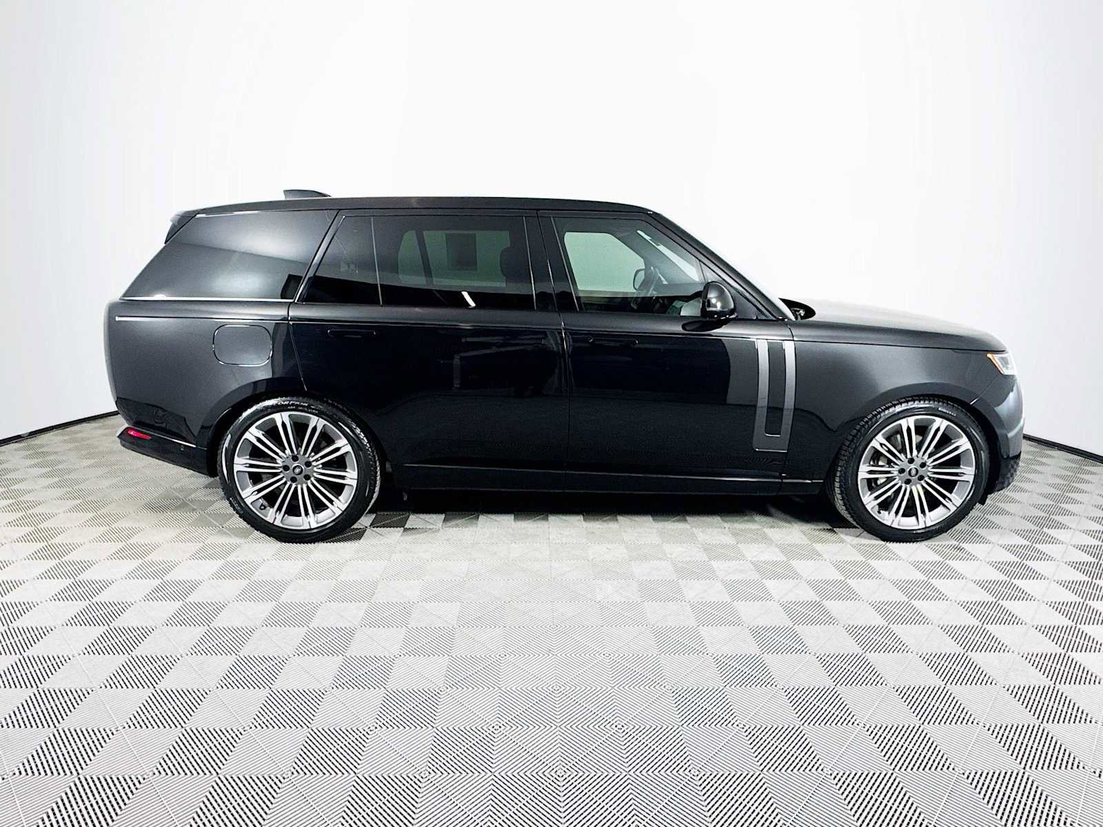 Used 2024 Land Rover Range Rover Long Wheelbase SE image 4