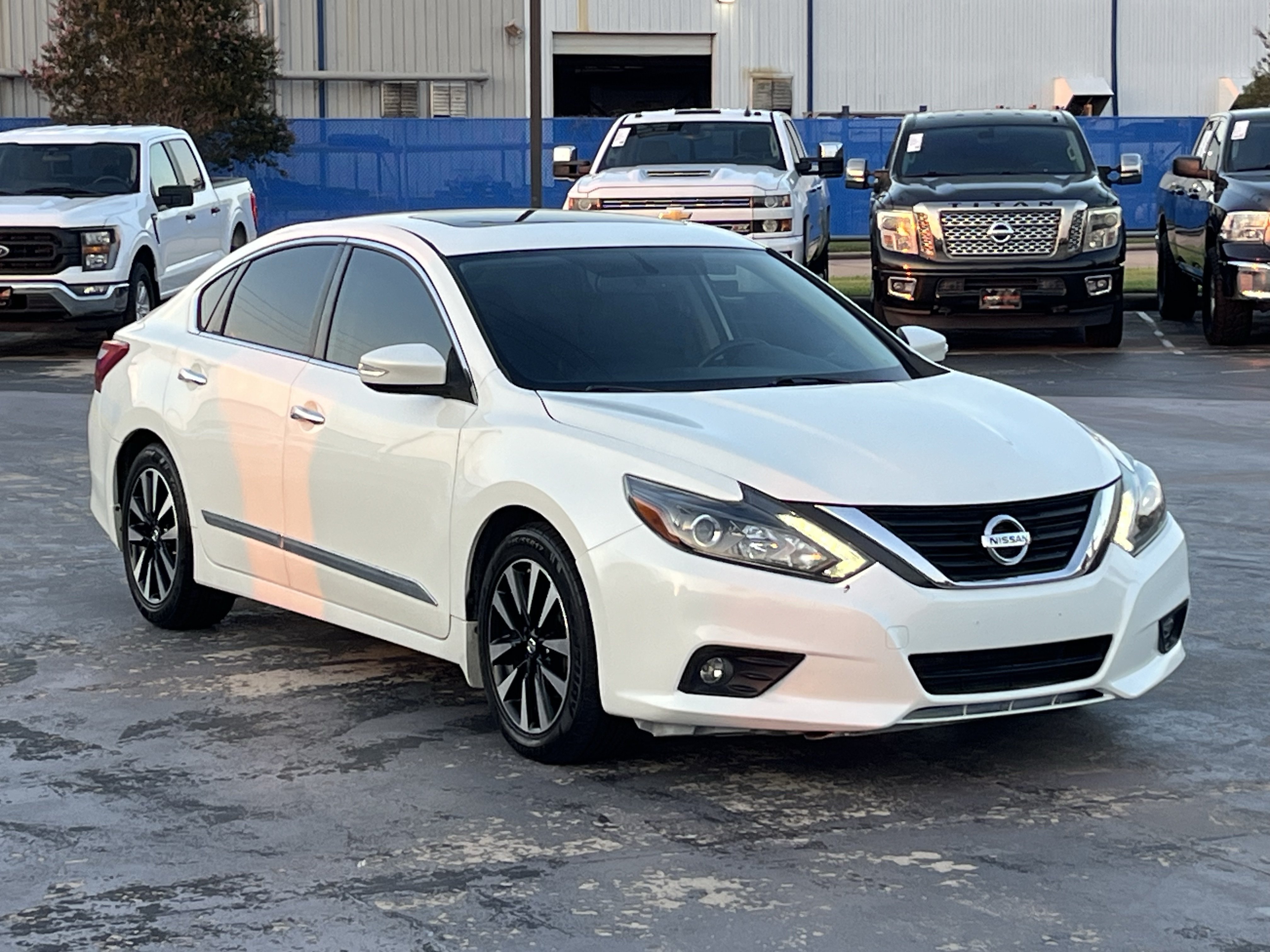 Used 2017 Nissan Altima 2.5 SL w/ Technology Package FWD image 5