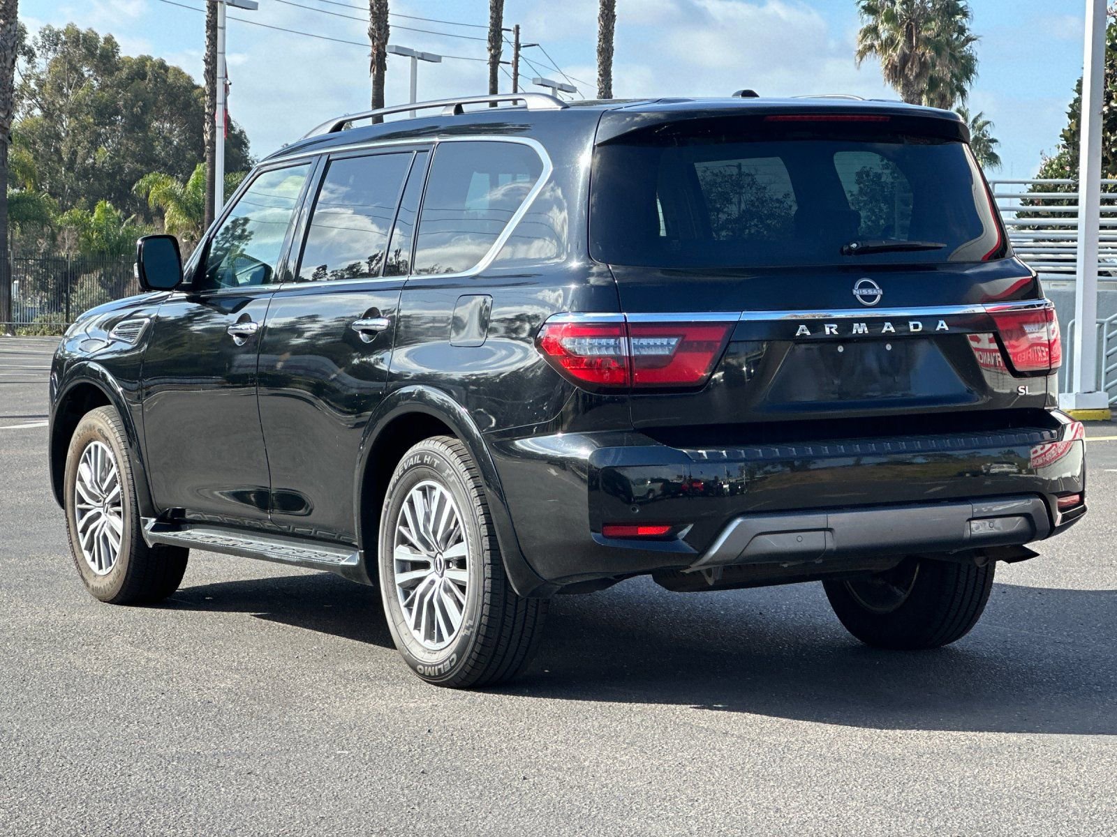 Used 2023 Nissan Armada SL w/ Captain's Chairs Package image 3