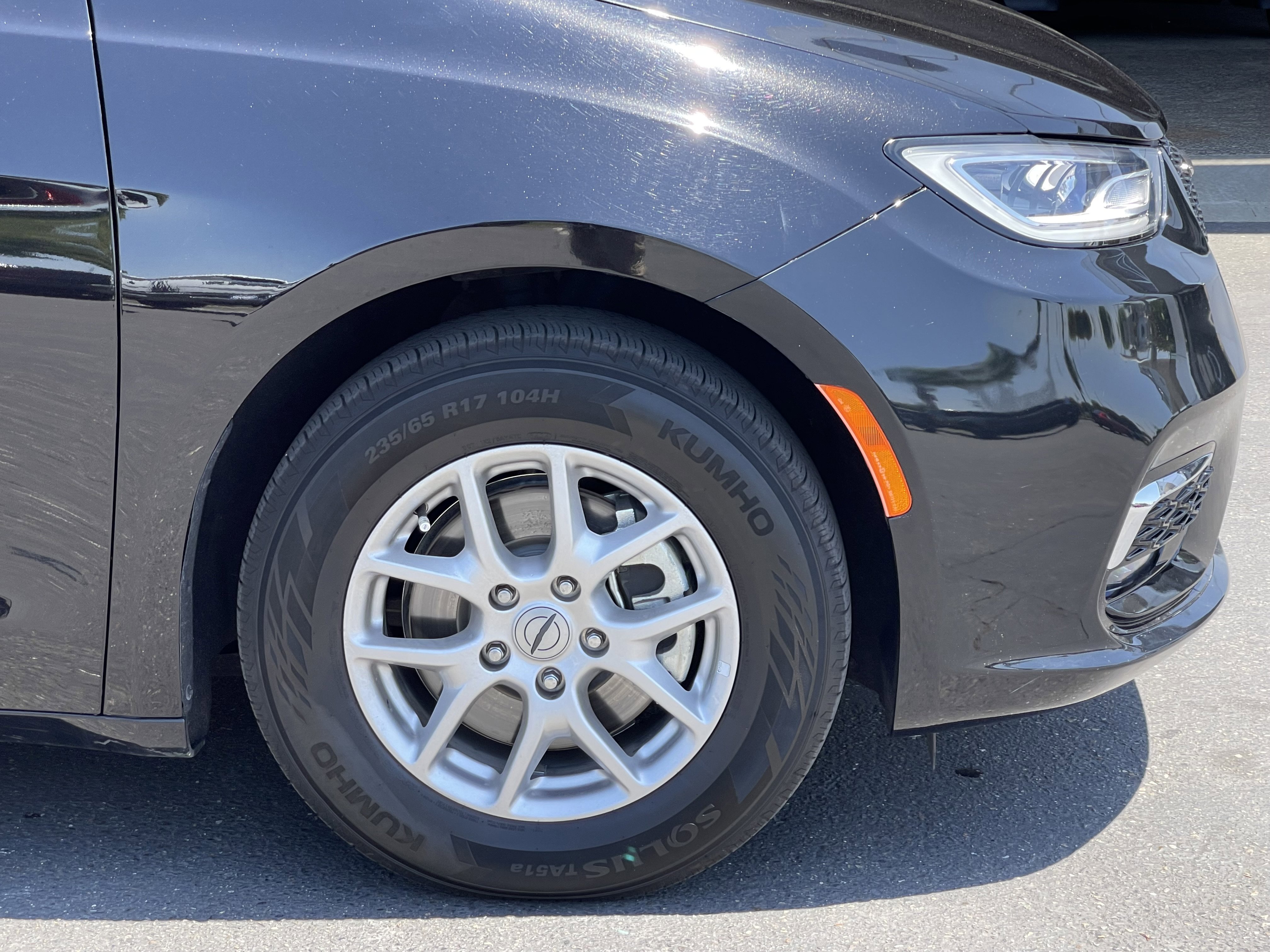 Used 2024 Chrysler Pacifica Touring-L FWD image 3