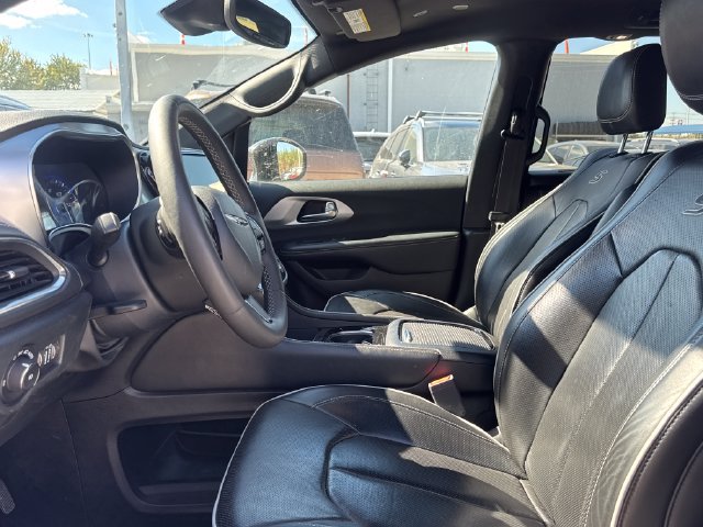 Used 2025 Chrysler Pacifica Limited FWD image 14