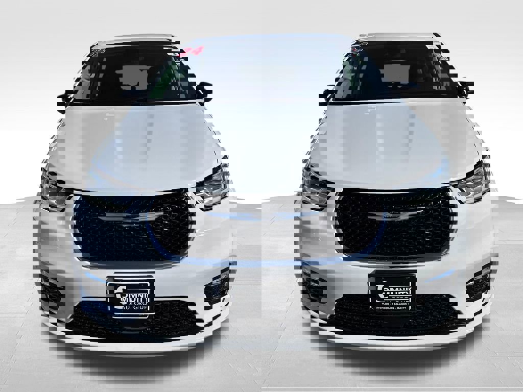 Used 2024 Chrysler Pacifica Touring-L image 8