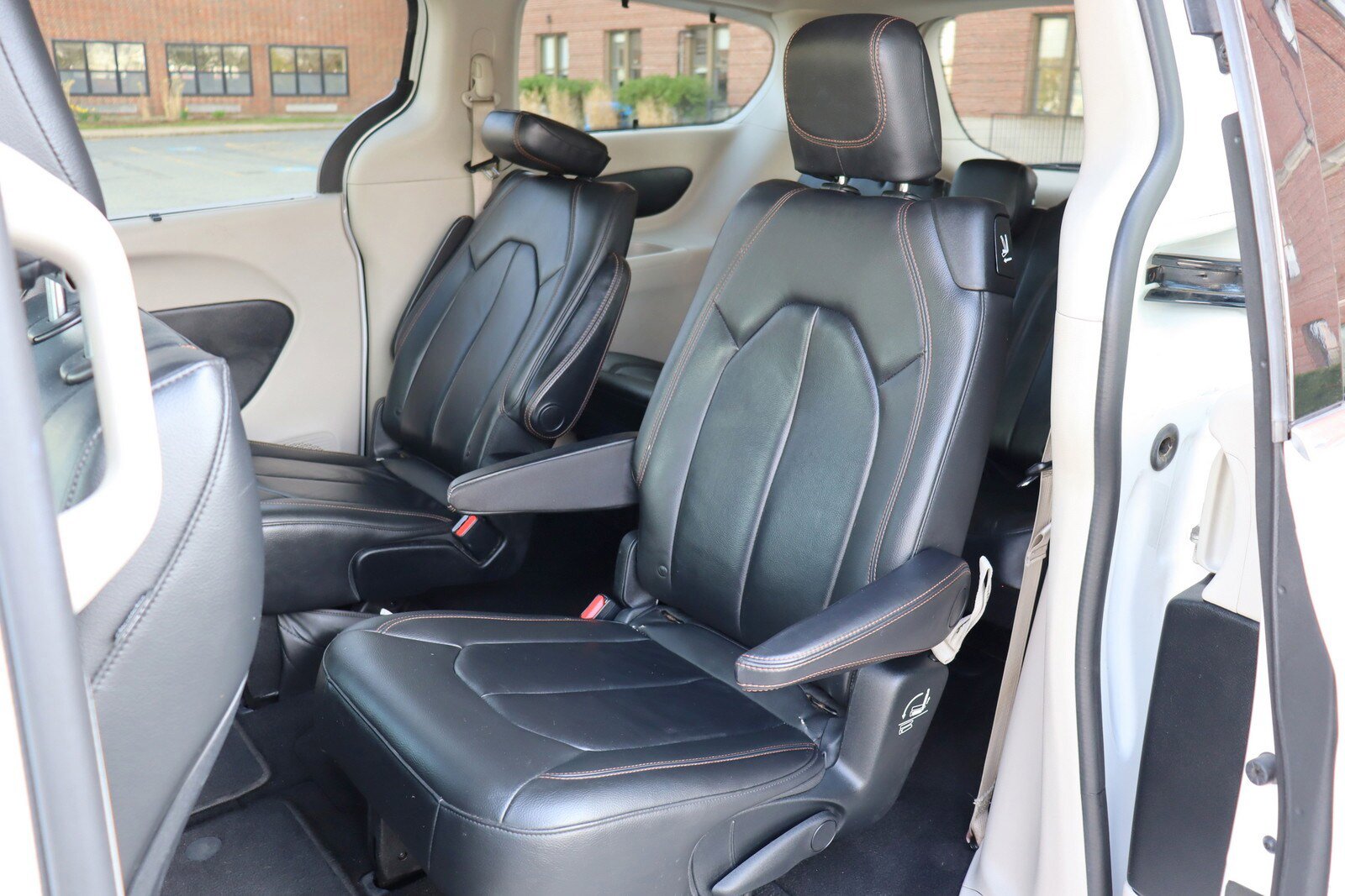 Used 2017 Chrysler Pacifica Touring-L FWD image 15