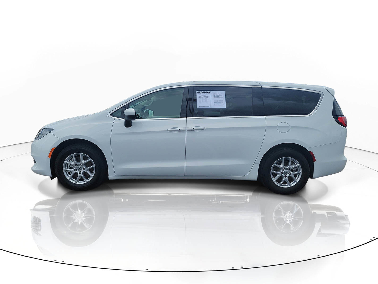 Used 2023 Chrysler Voyager LX FWD image 4