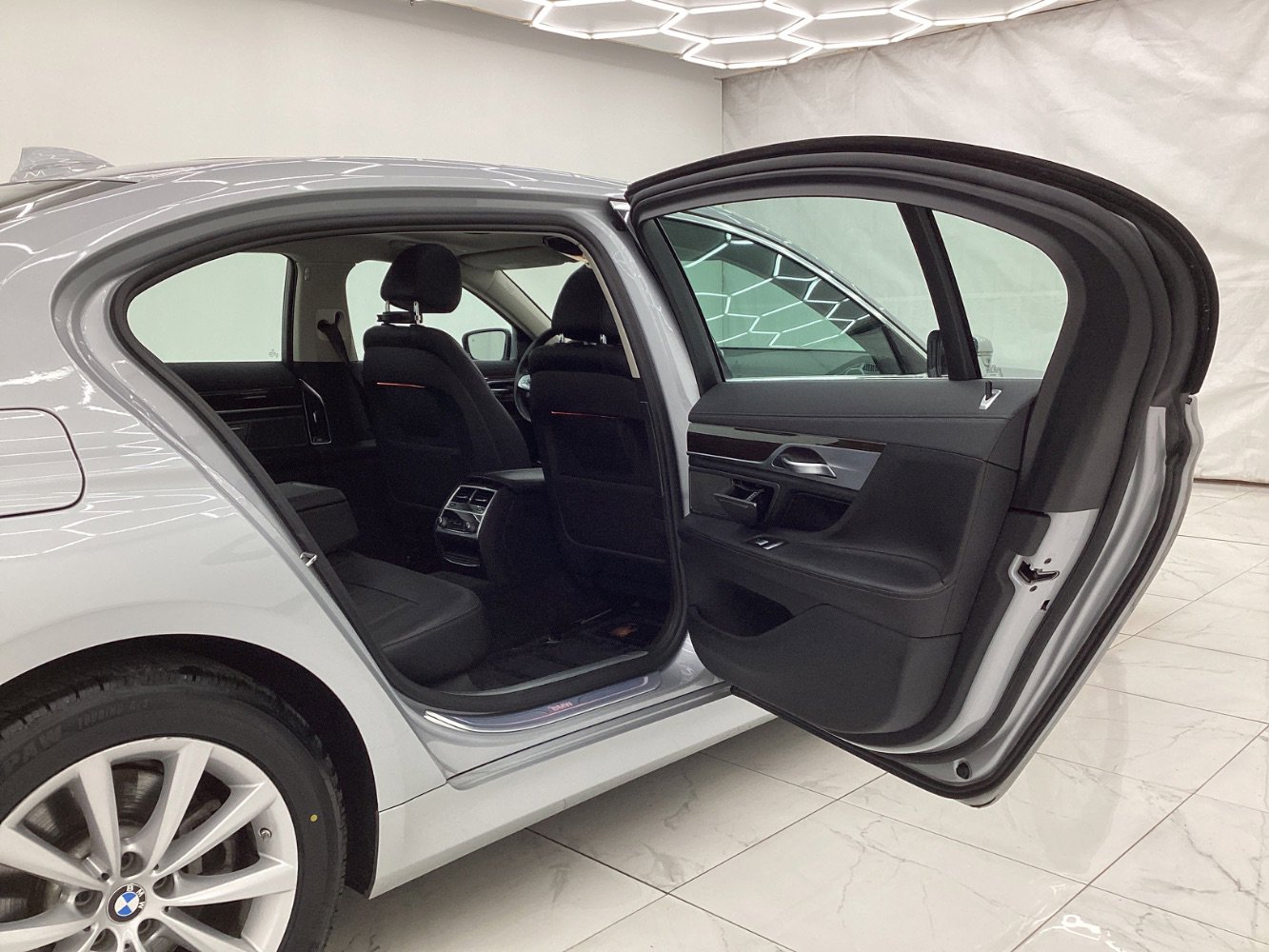 Used 2019 BMW 740i xDrive image 23