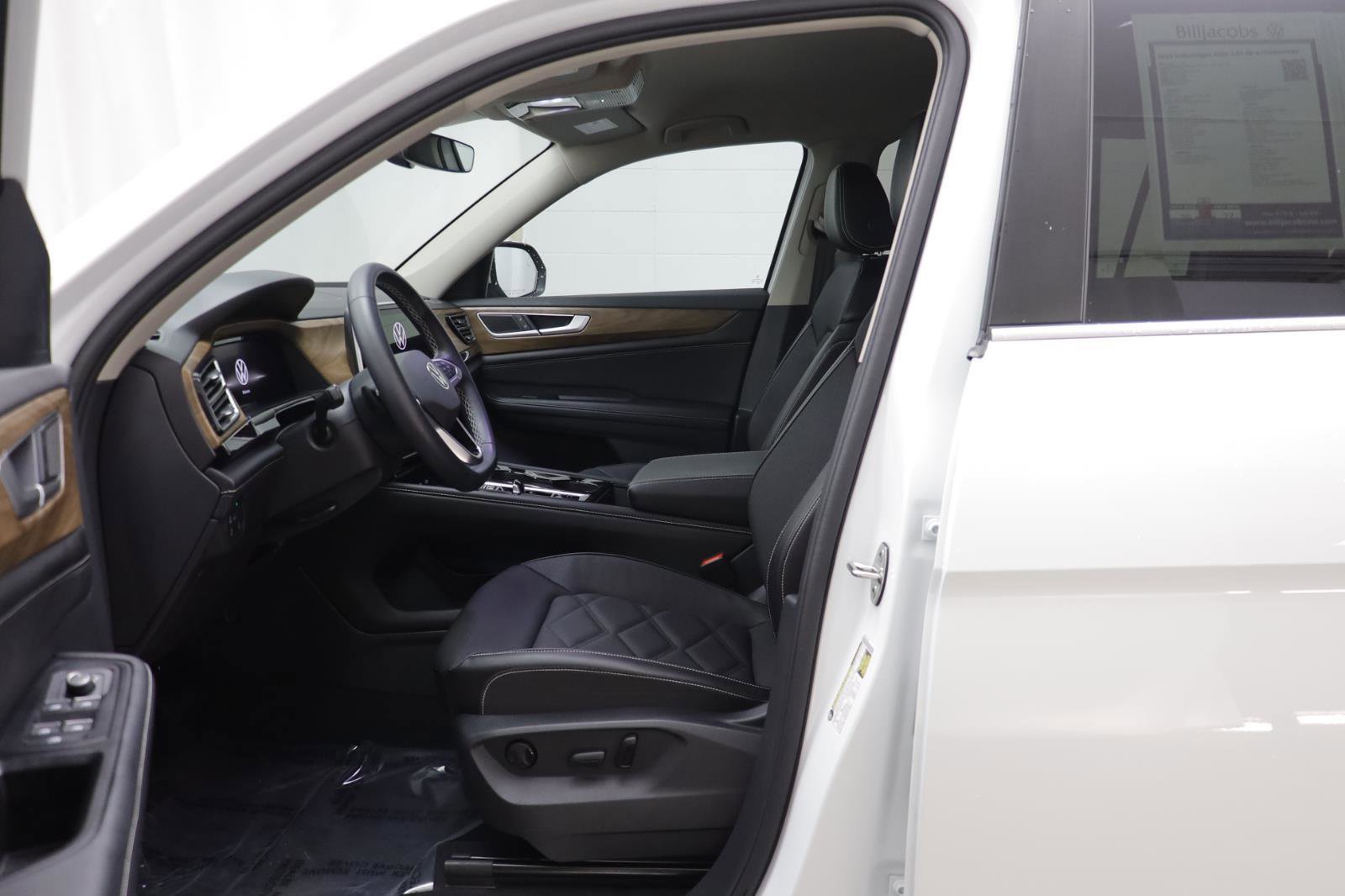 Certified 2024 Volkswagen Atlas SE w/ Black Wheel Package image 5