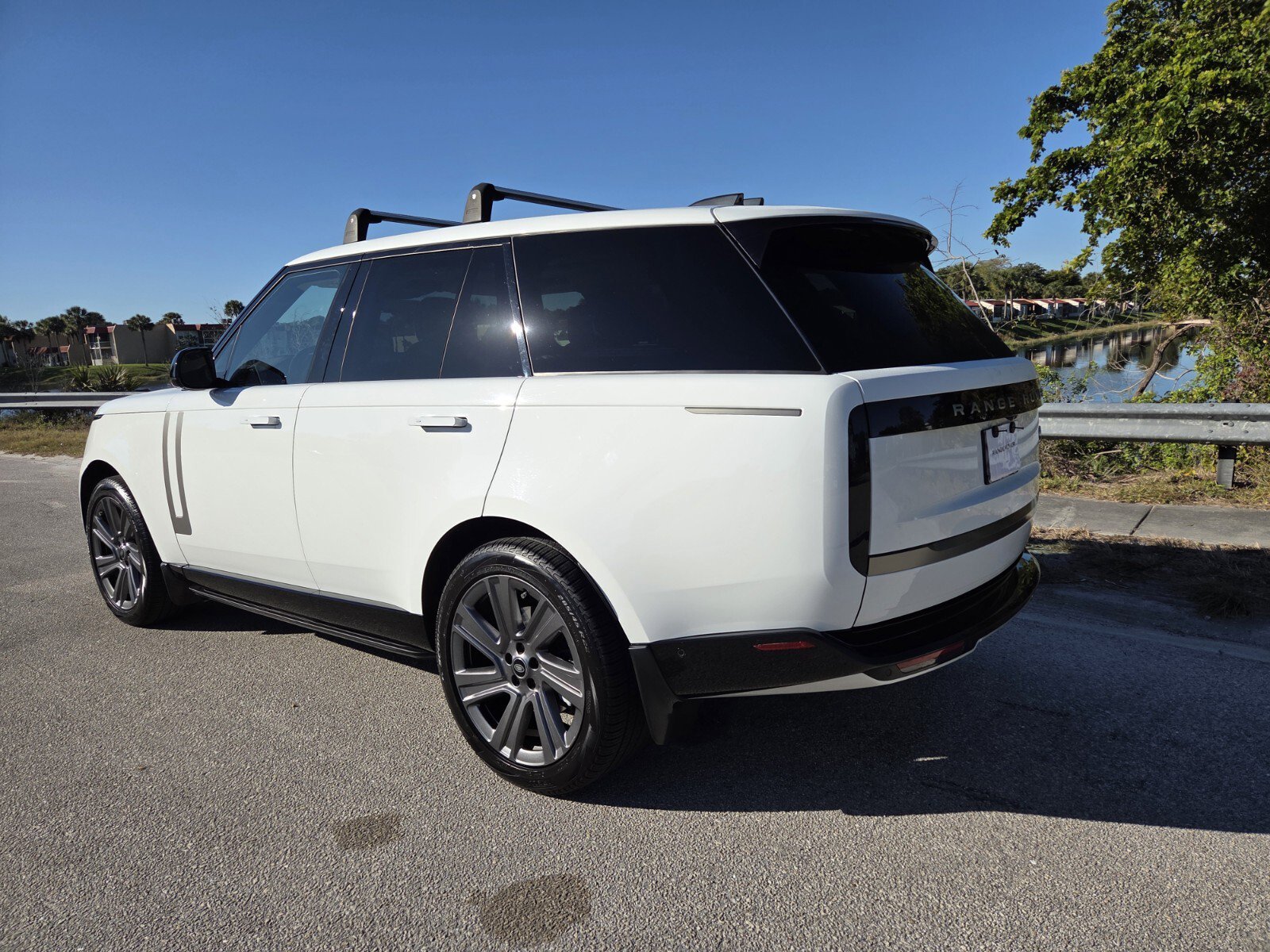Used 2023 Land Rover Range Rover SE image 2