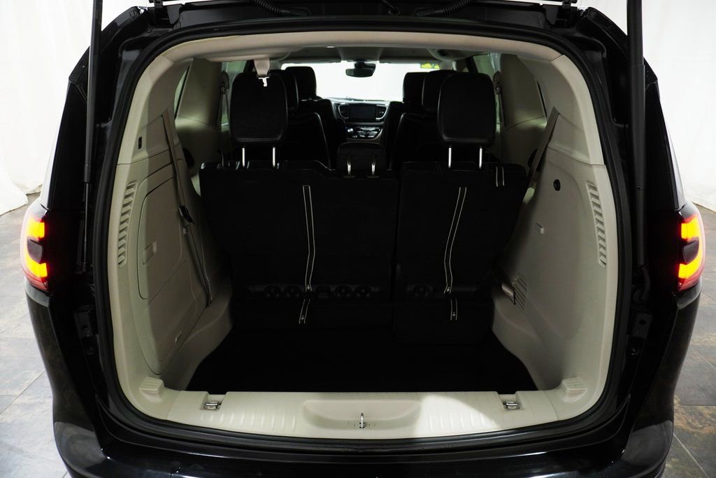 Used 2022 Chrysler Pacifica Touring-L w/ Uconnect Theater Family Group image 7