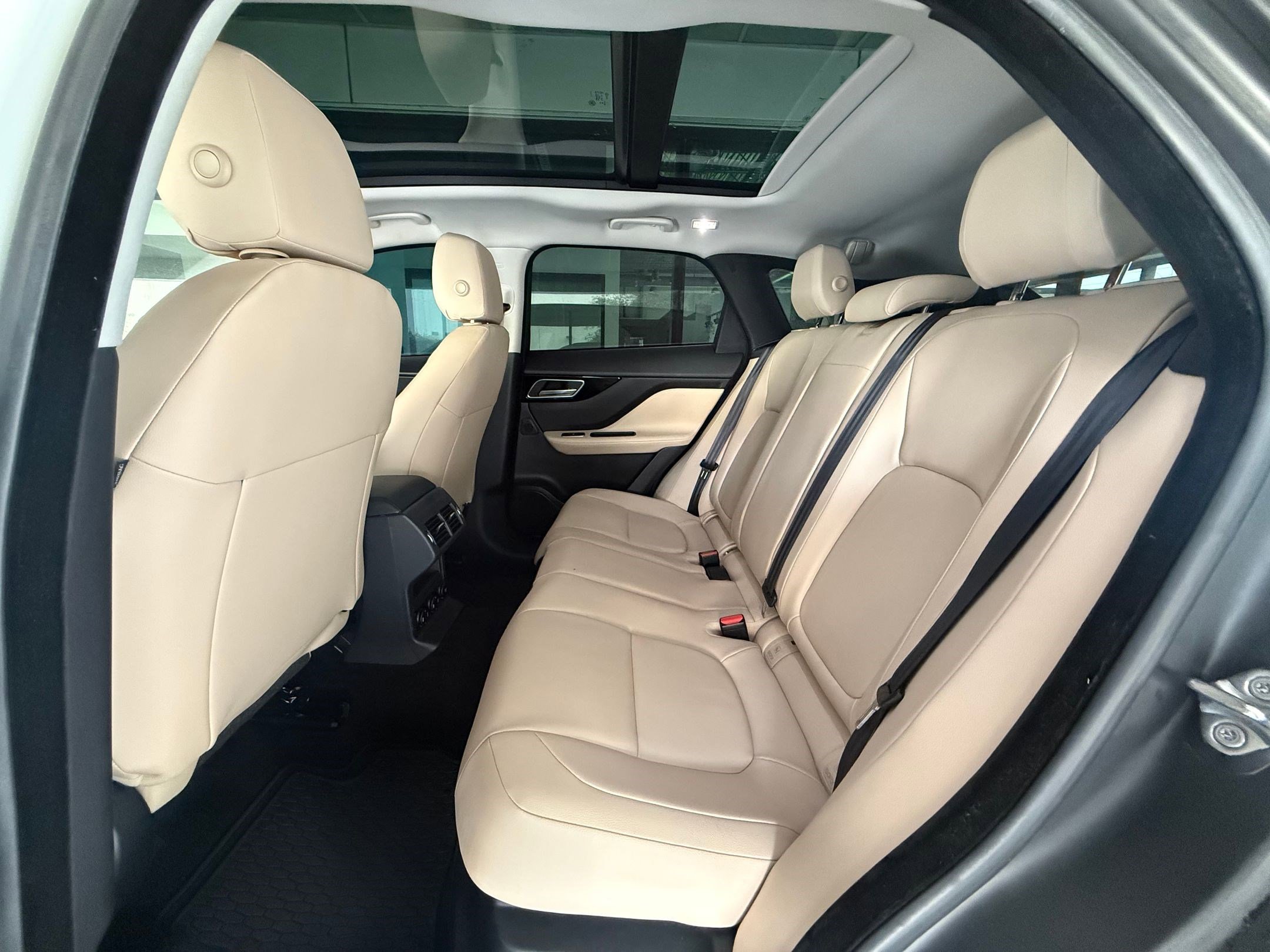 Used 2018 Jaguar F-PACE Premium AWD/4WD image 14