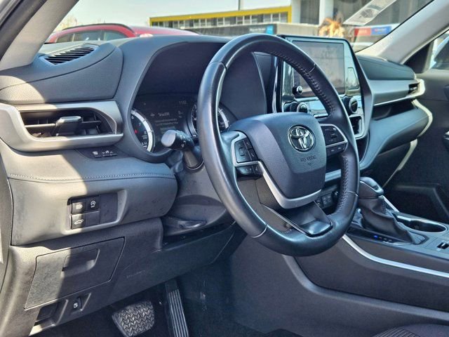 Used 2024 Toyota Highlander LE image 14