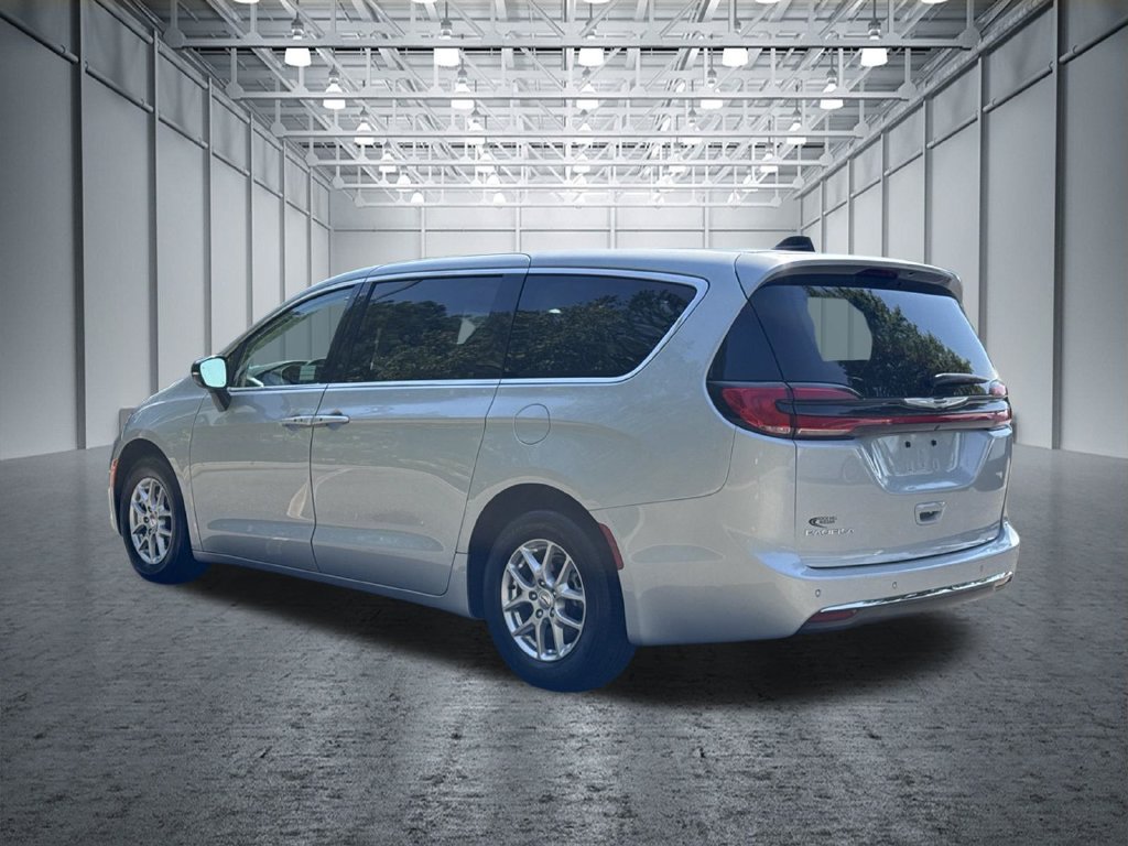 Used 2024 Chrysler Pacifica Touring-L FWD image 6