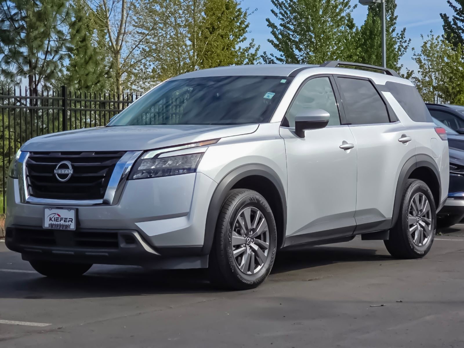 Used 2025 Nissan Pathfinder SV image 7