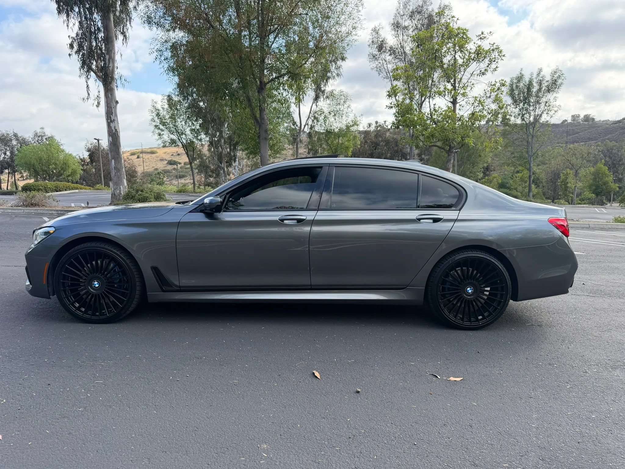 Used 2017 BMW 750i RWD image 2